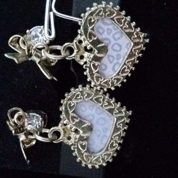 Vintage BETSEY JOHNSON Leaping Leopards Collection Bow & Heart Dangle Earrings. - Picture 6 of 6